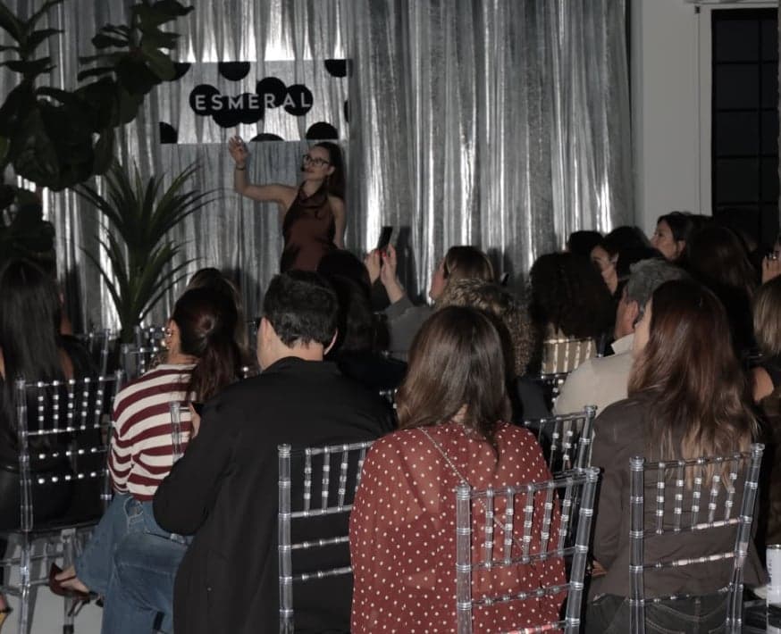 Michelle Douglas palestrando no evento da Esmeral, em São Paulo
