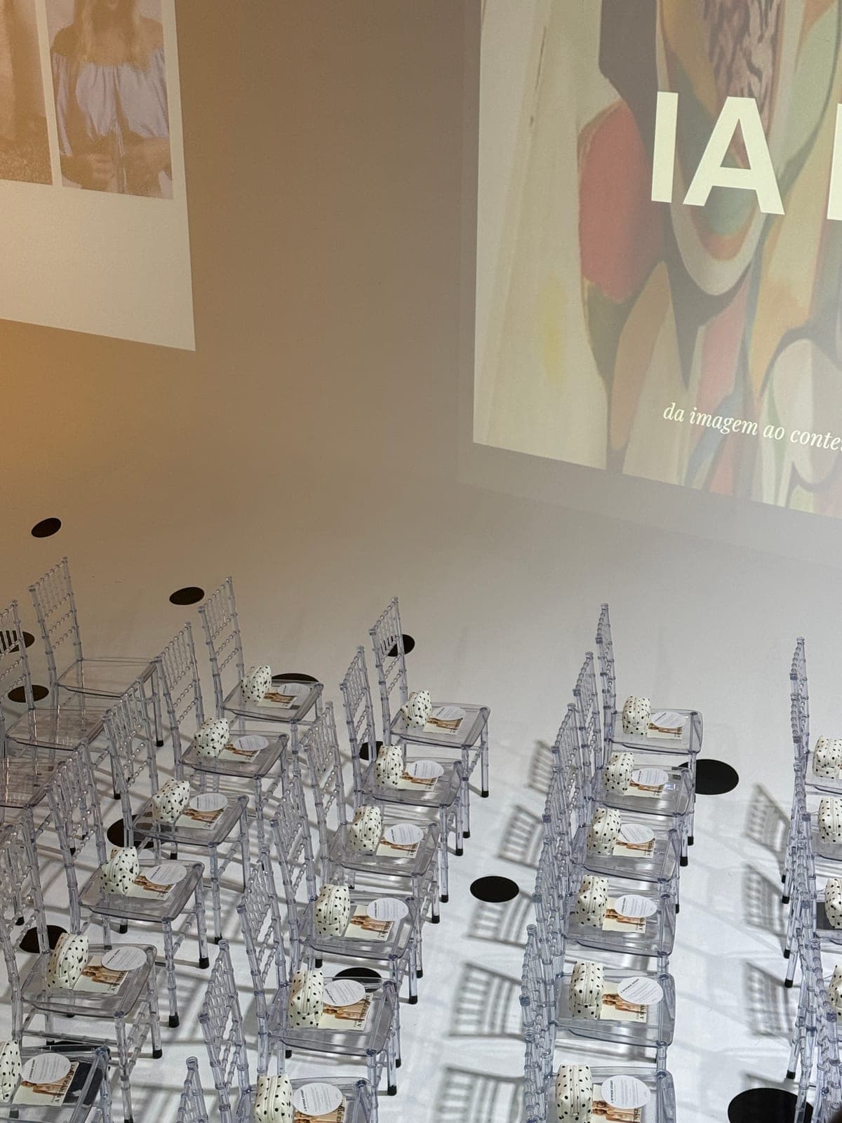 a sala pronta · um kit em cada cadeira