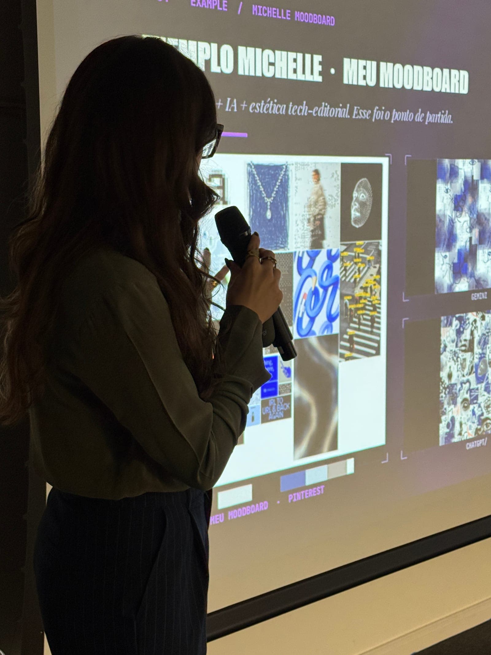 Michelle Douglas ao microfone no workshop de estamparia com IA