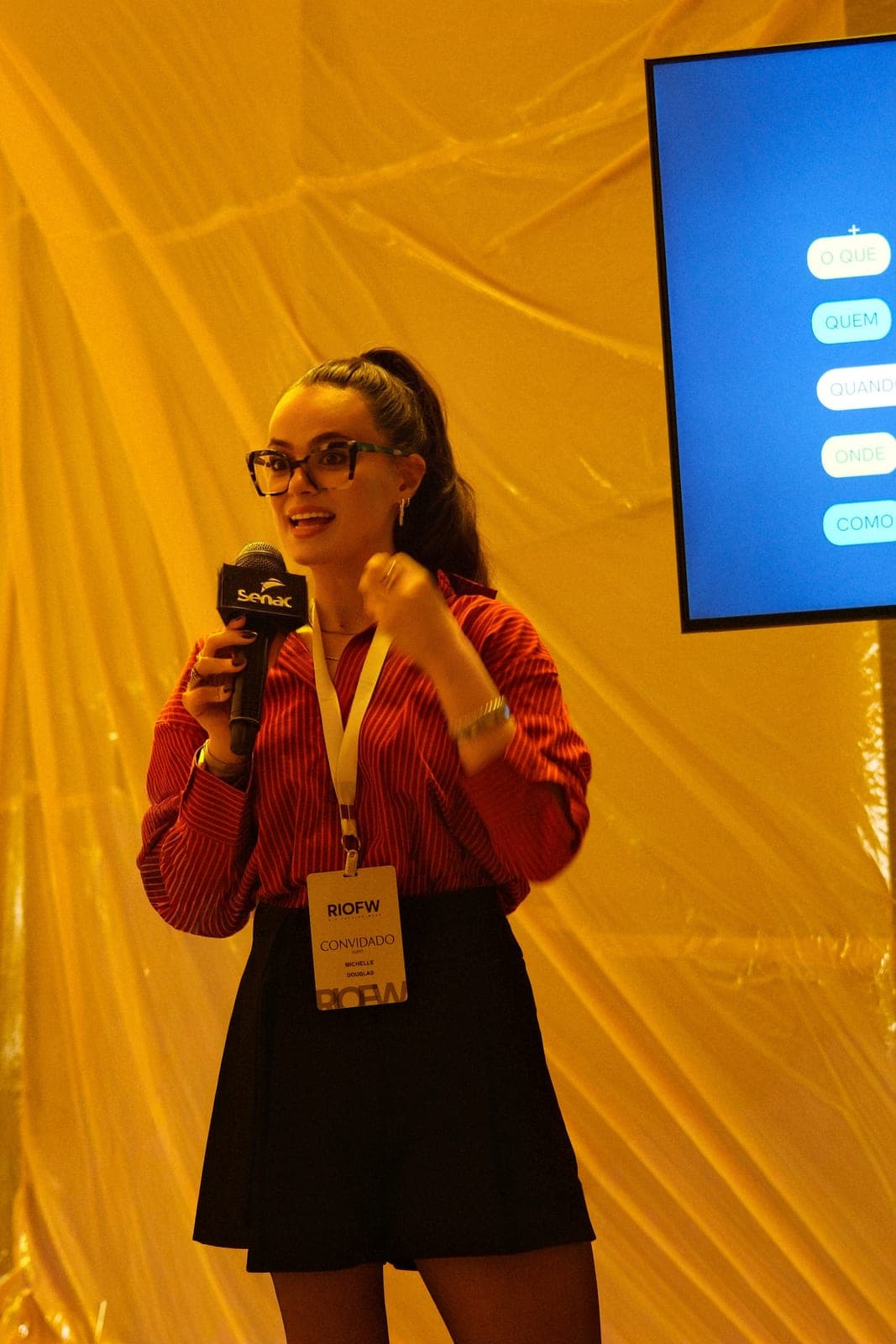 Michelle Douglas (@mispace) palestrando sobre direção criativa com inteligência artificial na moda, no palco do Rio Fashion Week (RIOFW) · fashion tech e OUR SPACE