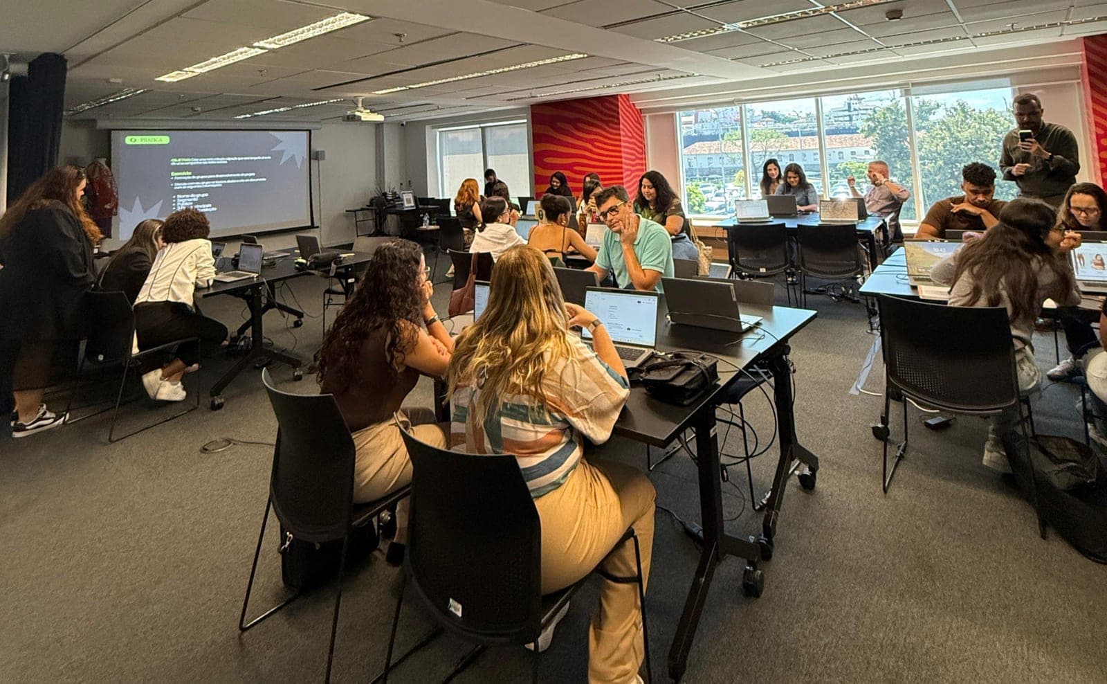 A sala do workshop de IA para o setor têxtil em plena prática, no Senac Cápsula