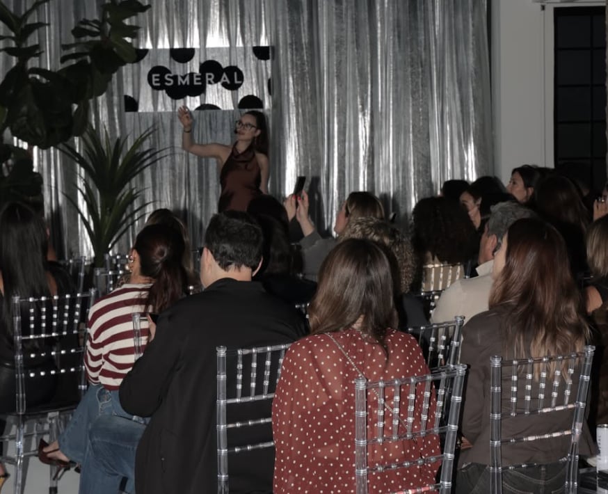 Michelle Douglas palestrando no evento da Esmeral, em São Paulo
