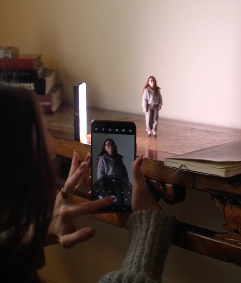 Michelle filmando a miniatura dela com o próprio aparelho · abrir a página do projeto