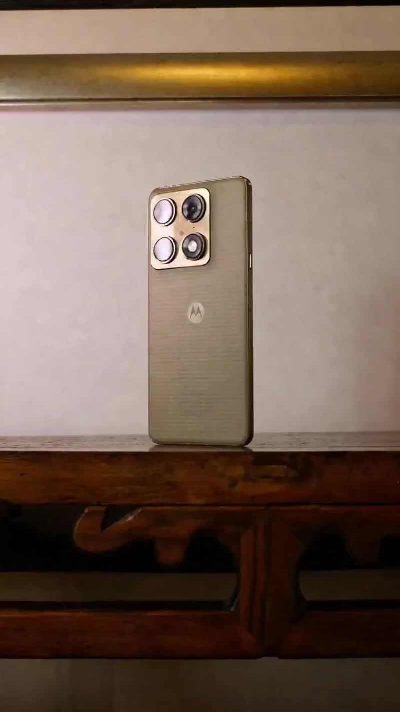 O motorola signature de pé sobre o aparador de madeira · frame do vídeo 3D gerado com a technique do Flora