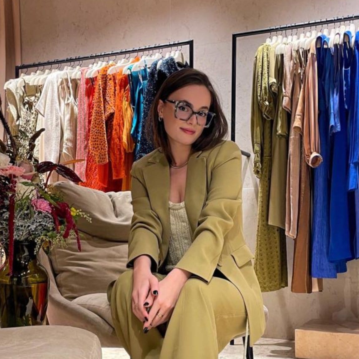 Michelle Douglas no showroom, entre araras de roupa