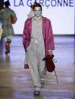 Look 5: capa, camisa, calça