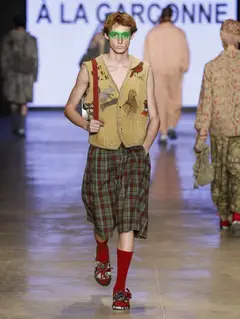Look 14: colete, bermuda