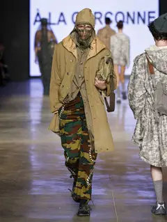 Look 17: parka, camisa, calça
