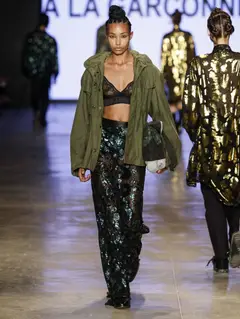 Look 24: jaqueta, sutiã, calça