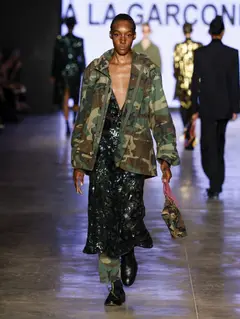 Look 25: jaqueta, vestido, calça