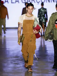 Look 29: jardineira, camiseta