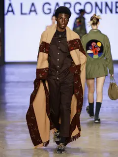 Look 31: manta, camisa, calça