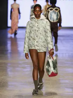 Look 35: jaqueta, shorts