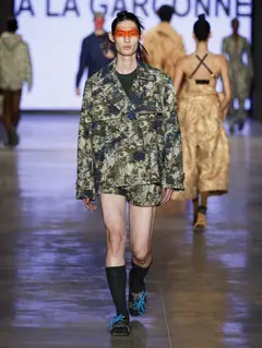 Look 37: jaqueta, shorts