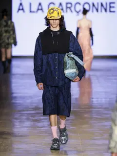 Look 39: moletom, camisa, bermuda