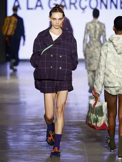 Look 40: jaqueta, shorts