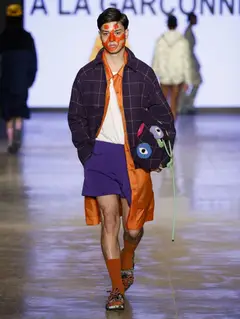 Look 41: casaco, camisa, shorts