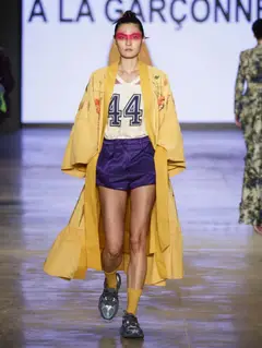 Look 42: robe, camiseta, shorts