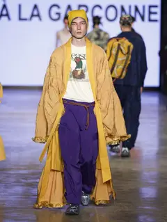 Look 43: robe, camiseta, calça