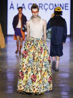Look 44: regata, saia