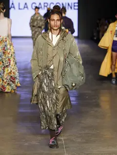 Look 45: parka, camisa, calça