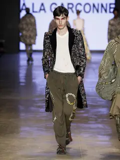 Look 50: casaco, camiseta, calça
