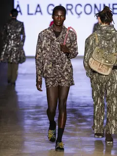 Look 52: jaqueta, shorts