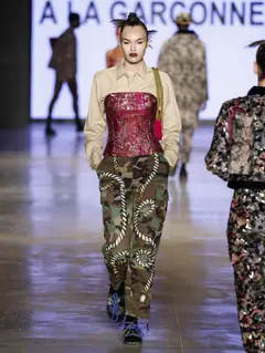 Look 54: corset, camisa, calça