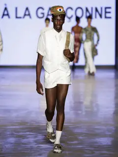 Look 61: colete, camisa, shorts