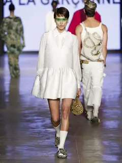 Look 62: vestido, camisa
