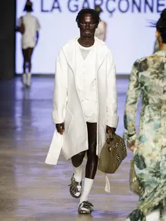 Look 63: casaco, colete, shorts