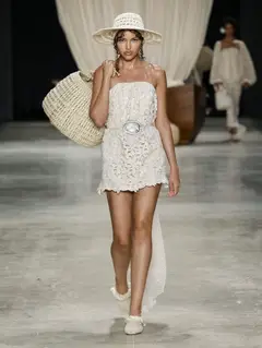 Look 15: short-macacão, vestido curto