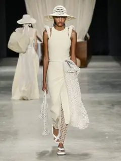 Look 19: vestido, saia de rede, meia de rede