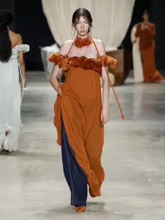 Look 27: vestido, calça