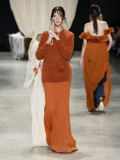 Look 28: suéter, saia