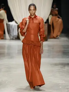 Look 30: camisa, corset, saia
