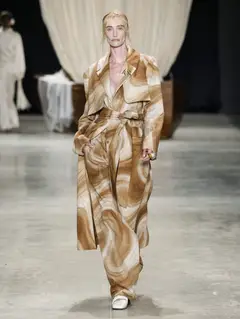 Look 41: trench, camisa, calça
