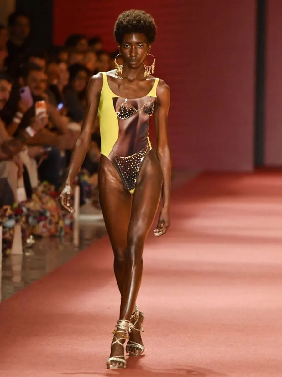 Look 1: Abertura · maiô com estampa de corpo e sutiã de strass