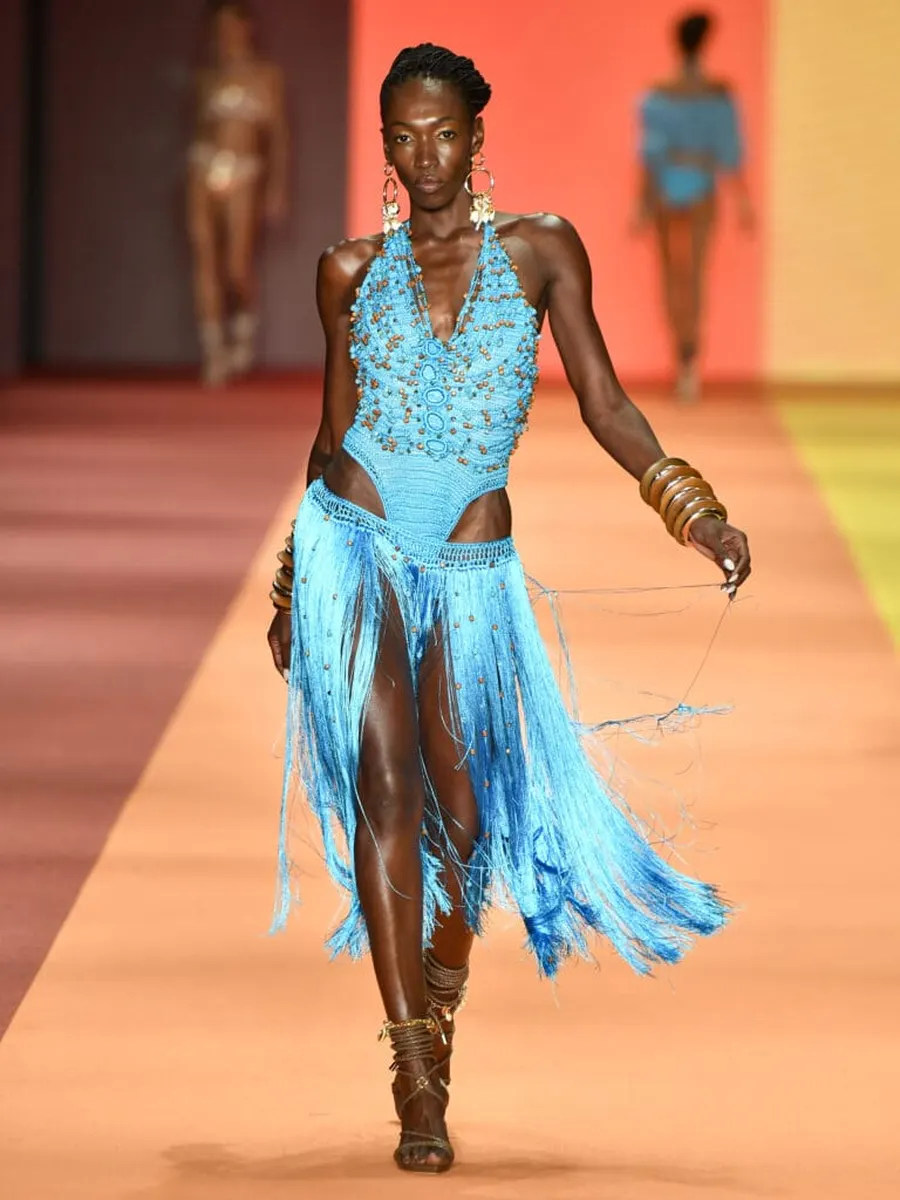 Look 40: body, saia de franjas