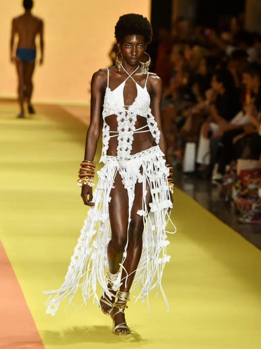 Look 44: top, saia de franjas
