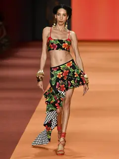 Look 22: top, saia assimétrica