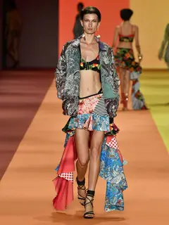 Look 25: jaqueta, top, minissaia