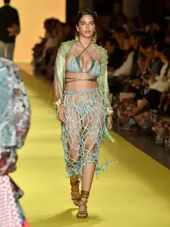 Look 26: top biquíni, saia de rede, casaquinho