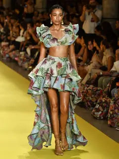 Look 29: top, saia assimétrica