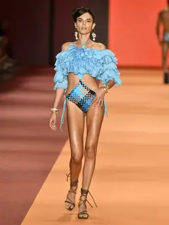 Look 37: maiô, top babados