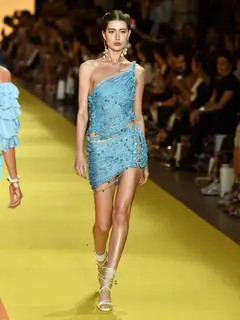 Look 38: vestido assimétrico, conjunto top e saia
