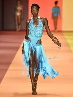 Look 40: body, saia de franjas