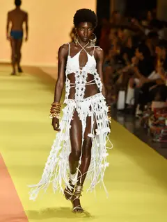 Look 44: top, saia de franjas