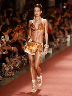 Look 45: biquíni, saia