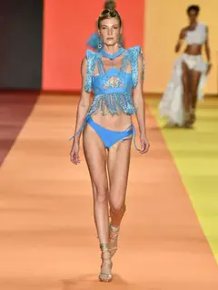 Look 49: biquíni, top franjas